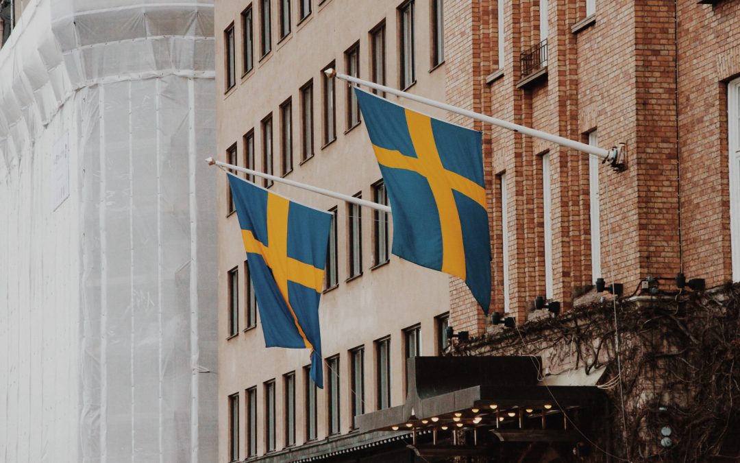 Photo d'un bâtiment avec des drapeaux suédois