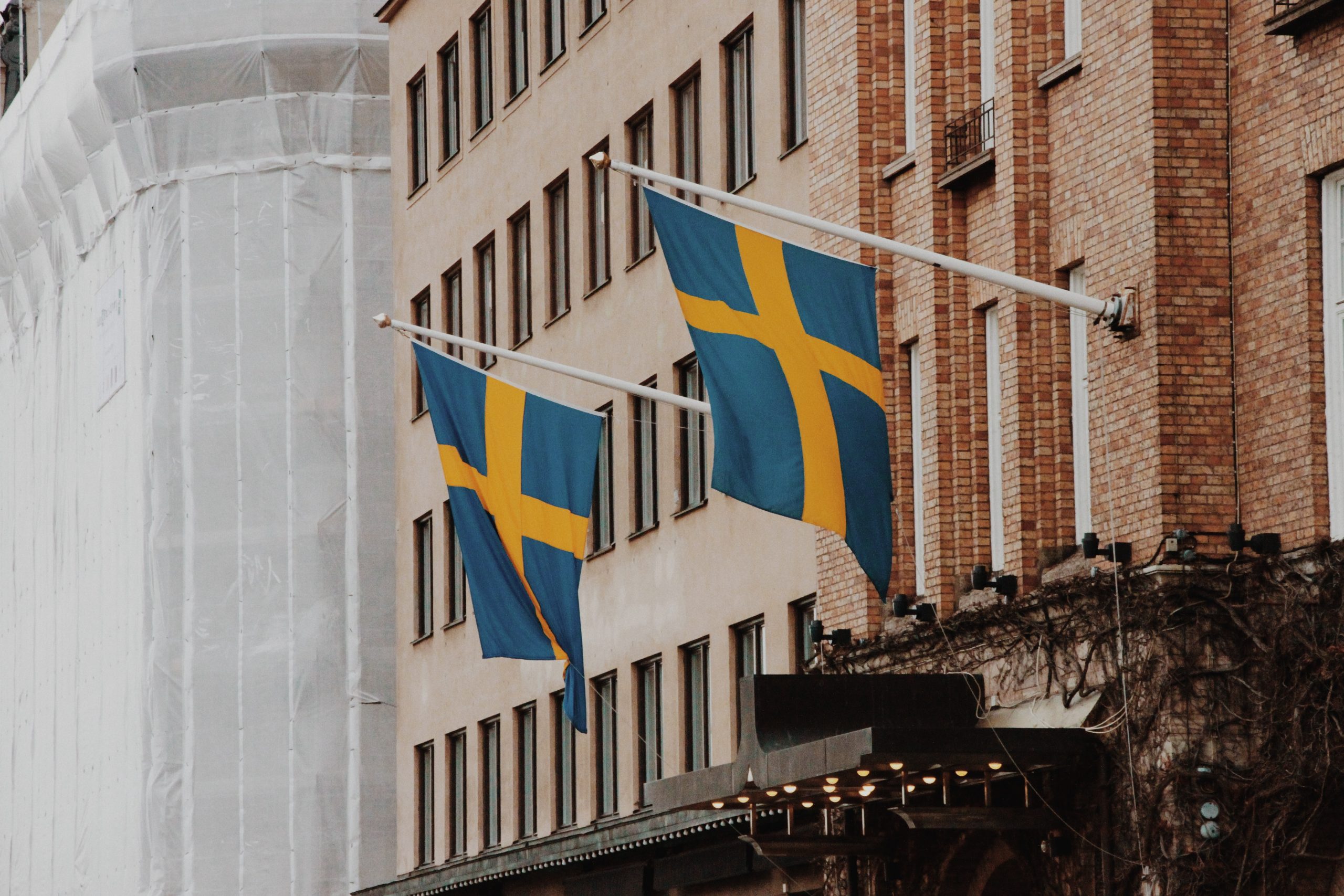 Photo d'un bâtiment avec des drapeaux suédois