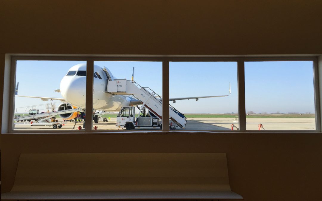 Photo dans un aéroport avec un avion