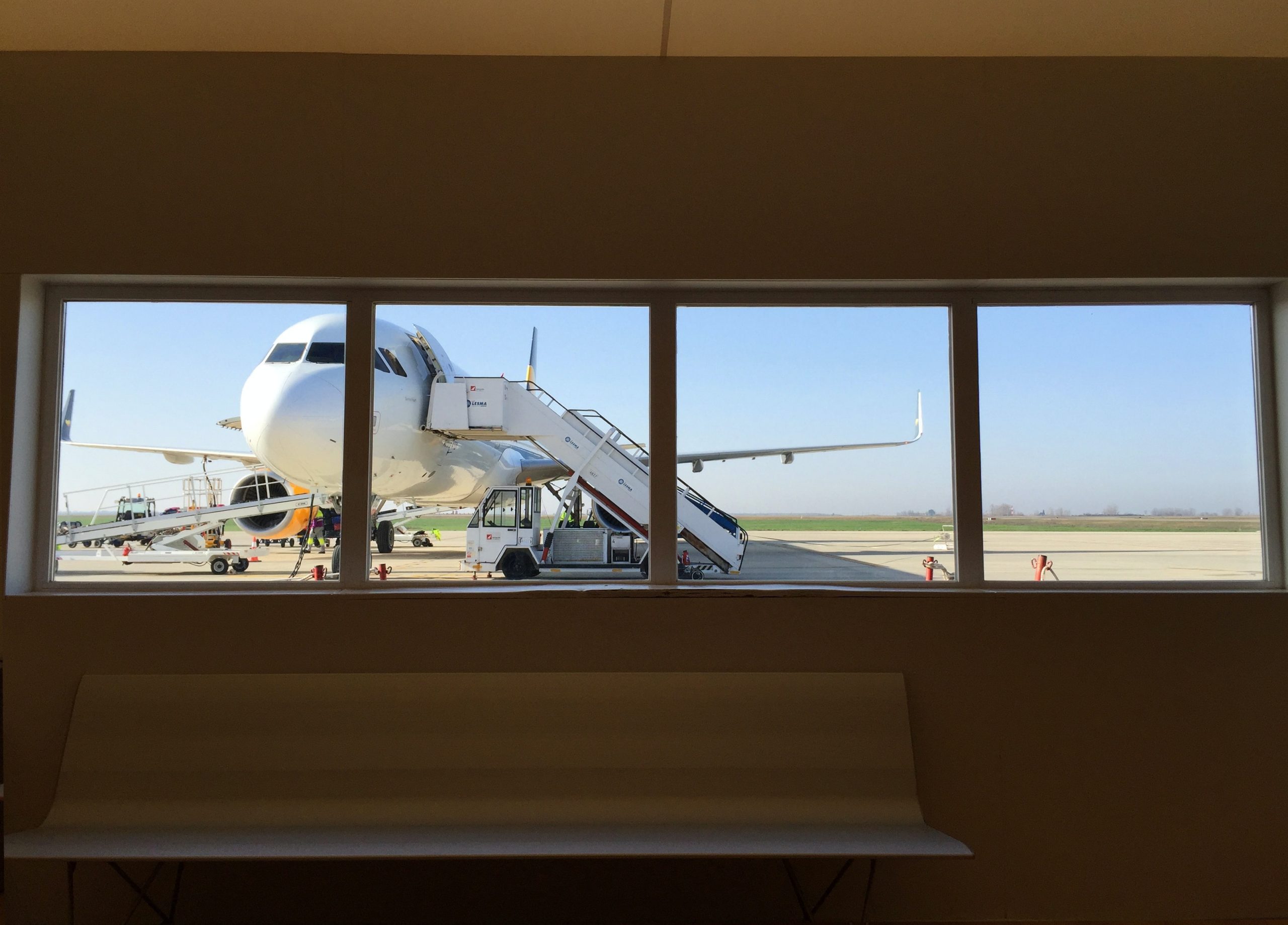 Photo dans un aéroport avec un avion